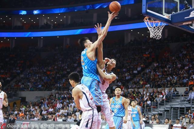 据报道，新款IMAX摄影机 《沙丘》第一部大银幕重映 《沙丘2》3月8日上映 2024-03-01 科幻电影新教父丹尼斯·维伦纽瓦（《沙丘》《降临》《银翼杀手2049》导演）执导的好莱坞传奇科幻巨制《沙丘》第一部今日（3月1日）内地重映，并曝光一支主创问候视频。