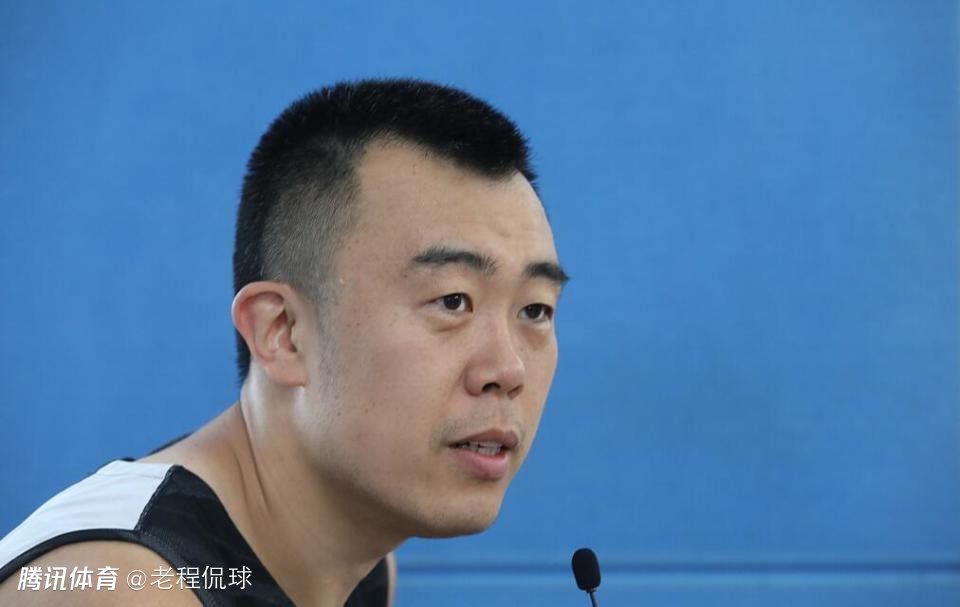 照片中，兄弟三人一身休闲装白，戴着墨镜行走在阳光下，青春气息满满，少年感十足。