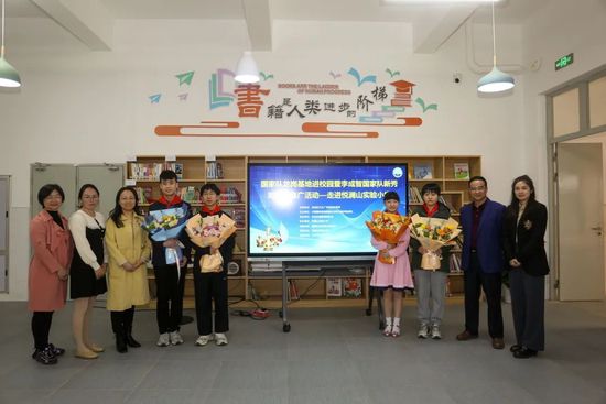 《蜂蜜的针》曝终极预告 袁泉上演除害猎杀法则3453人看过 《阳光女子合唱团》MV上线 A-lin歌唱爱与幸福2103人看过 《天才游戏》曝预告 彭昱畅丁禹兮化身纯恨宿敌2667人看过 《纯真年代的爱情》研讨会 孙千王天辰忆拍摄往3157人看过 新闻首页 电影新闻首页 明星新闻 华语 海外 成龙、梁朝伟、小贝、李栋旭等观战NBA中国赛 日前，25-26赛季NBA季前赛在中国澳门举行，成龙、梁朝伟 、刘嘉玲、任达华、大卫·贝克汉姆、林书豪、李小鹏、李栋旭、刘宪华、杜华、李汶翰等到场观... 《球状闪电》官宣 童瑶、王安宇、杨立新领衔主 9月25日，根据刘慈欣同名小说改编而成的剧集《球状闪电》阵容官宣，由陈思诚监制，戴墨执导，童瑶、王安宇、杨立新领衔主演，周一围、丁勇岱特邀主演，杨玏、... 倪妮、宋威龙外网生图抗打 时装周同场黛米·摩2025-09-24 汤唯、乔贝贝、张婧仪、吴磊等亮相伦敦时装周2025-09-24 演员于朦胧坠楼身亡 杨幂、迪丽热巴等发文悼念2025-09-12 《跛豪》《新上海滩》导演潘文杰逝世 享年69岁2025-09-10 更多 堪比时装周!