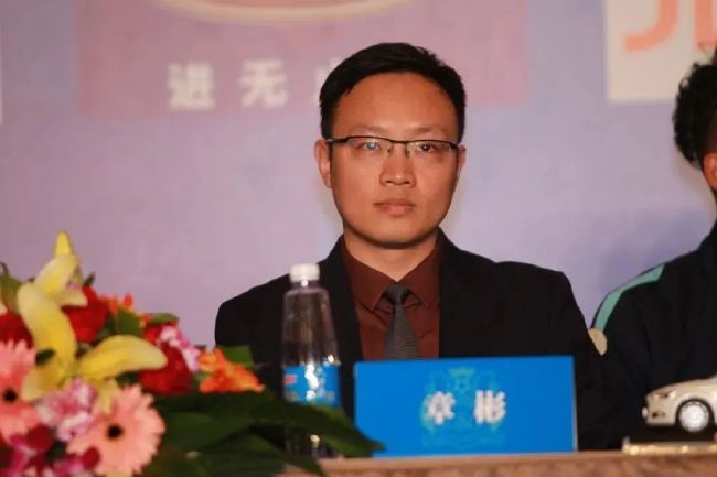 男旦凤小桐（余少群 饰）、教化处处长徐明礼（陈大愚 饰）、怀有异心的六姨太（徐卓儿 饰）等人也被卷入这场令人啼笑皆非的闹剧之中……改编自同名口碑话剧2025年伊始，话剧《戏台》复排再演，西安、合肥等城市一票难求。