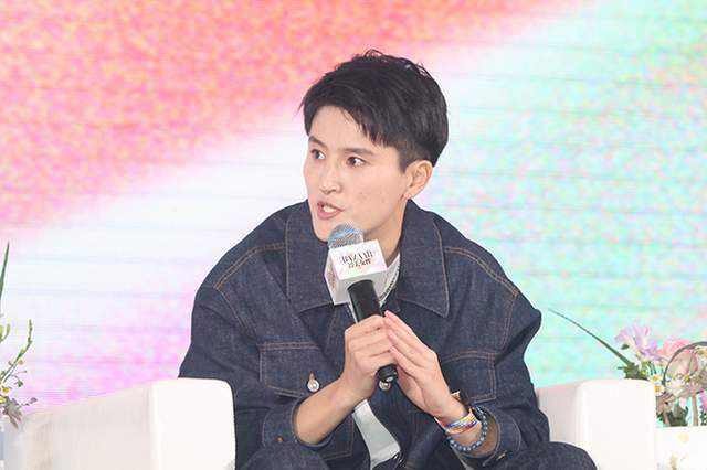 残留着熟悉气味的旧纸箱，成为小狗的安全感寄托；