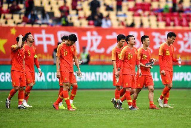 张家辉陈伟霆《爆裂点》香港热拍中 2022-08-04 8月2日，中国香港深水埗区，由张家辉、陈伟霆、谭俊彦、周秀娜主演的电影《爆裂点》曝光片场照。