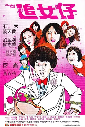 一身红色丝绒西装贵气优雅，手抱玩偶麋鹿又展现了硬汉的童趣一面。