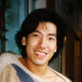 与上一部中的美国队长不同的是，该替身演员的战袍只有蓝、灰两色，要不是没有背后的盾牌 彭于晏《寒战》“零负评” 被赞是“最大亮点” 2012-10-12 彭于晏在香港警匪大片《寒战》中首度出演警察，与影帝梁家辉继“太极”后再度合作，演出“香港警务处副处长”梁家辉的儿子一角。