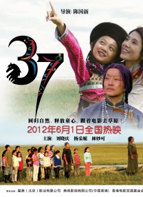 《芳华》女主黑白质感写真 冯女郎苗苗身材傲人 2017-09-08 近日，《芳华》女主苗苗为某杂志拍摄了一组黑白质感写真，不同于以往的氧气girl形象，此次苗苗突破玩转慵懒风。