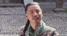 潮水退去，年轻人望向江滩上漫延“生长”出的潮汐之树，眼中尽是光芒与希望。
