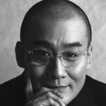 谭咏麟晒家中聚会照 洪金宝满头白发瘦到脱相 2020-05-26 5月25日，谭咏麟通过微博分享与洪金宝等好友在家中聚餐的合照，并配文写道：“今午洪大哥亲自下厨整几味拿手小食，真是好吃呢”。
